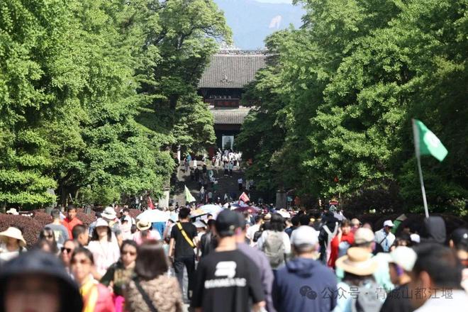 江堰太火爆NPC白娘子被求合影到宕机K8凯发顶流实锤！这个五一青城山都