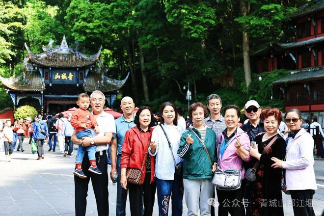 江堰太火爆NPC白娘子被求合影到宕机K8凯发顶流实锤！这个五一青城山都(图9)
