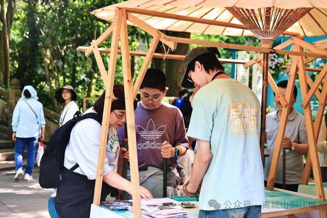 江堰太火爆NPC白娘子被求合影到宕机K8凯发顶流实锤！这个五一青城山都(图8)