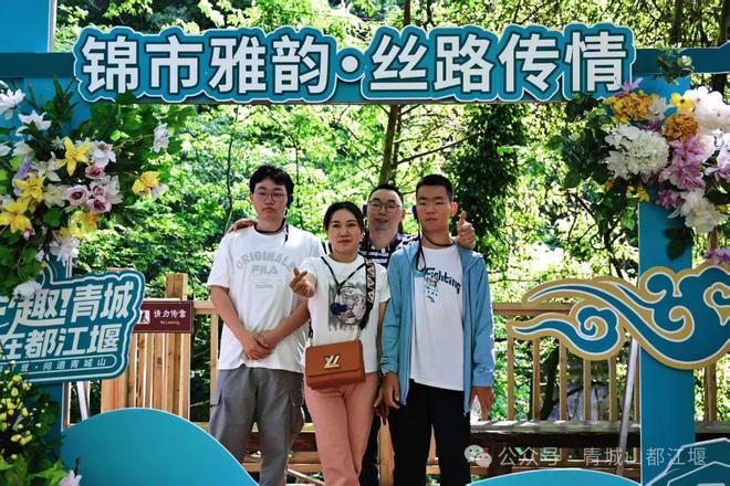 江堰太火爆NPC白娘子被求合影到宕机K8凯发顶流实锤！这个五一青城山都(图7)