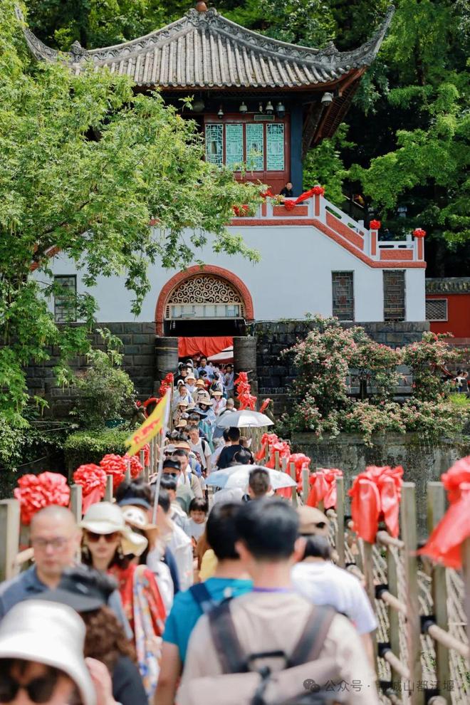 江堰太火爆NPC白娘子被求合影到宕机K8凯发顶流实锤！这个五一青城山都(图12)