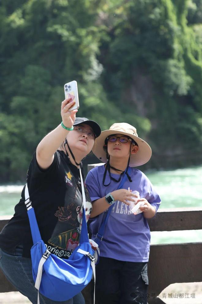 江堰太火爆NPC白娘子被求合影到宕机K8凯发顶流实锤！这个五一青城山都(图11)