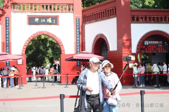 江堰太火爆NPC白娘子被求合影到宕机K8凯发顶流实锤！这个五一青城山都(图27)