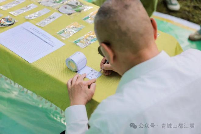 江堰太火爆NPC白娘子被求合影到宕机K8凯发顶流实锤！这个五一青城山都(图16)