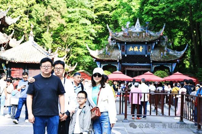 江堰太火爆NPC白娘子被求合影到宕机K8凯发顶流实锤！这个五一青城山都(图28)