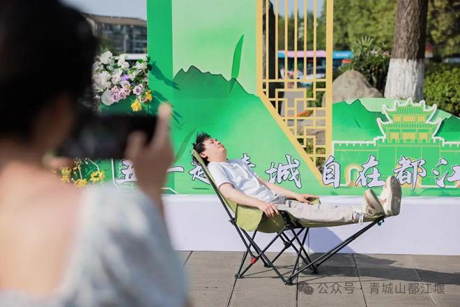 江堰太火爆NPC白娘子被求合影到宕机K8凯发顶流实锤！这个五一青城山都(图21)