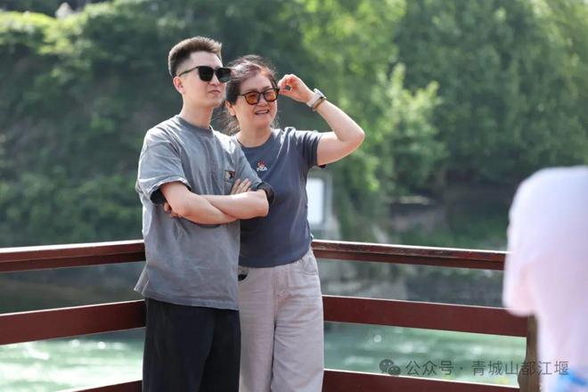 江堰太火爆NPC白娘子被求合影到宕机K8凯发顶流实锤！这个五一青城山都(图13)