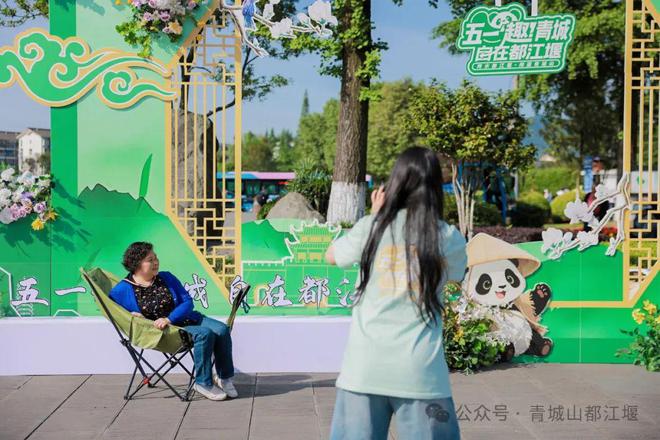 江堰太火爆NPC白娘子被求合影到宕机K8凯发顶流实锤！这个五一青城山都(图23)