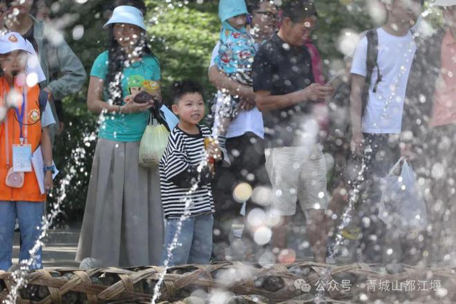 江堰太火爆NPC白娘子被求合影到宕机K8凯发顶流实锤！这个五一青城山都(图18)