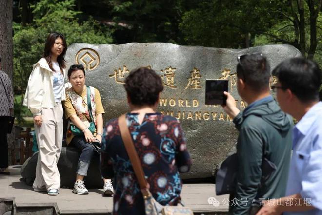 江堰太火爆NPC白娘子被求合影到宕机K8凯发顶流实锤！这个五一青城山都(图17)