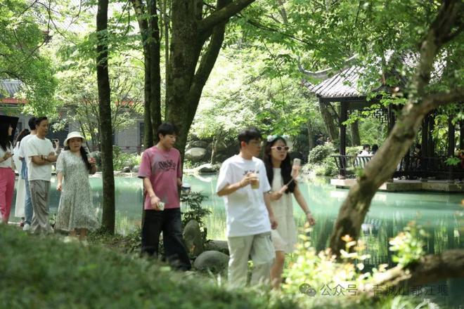 江堰太火爆NPC白娘子被求合影到宕机K8凯发顶流实锤！这个五一青城山都(图15)